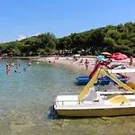 17716b * Tisno