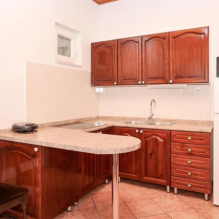 17716b Apartman *
